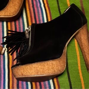 Booties for some boot scootin’ boogie? The cha-cha? Nah,teach me how to dougie 😎